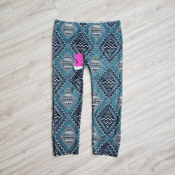 NEW No Boundaries Plus Size Green Geometric Capri Leggings - Picture 4 of 8